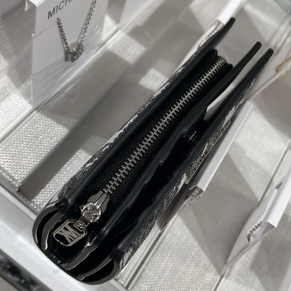 Michael Kors Empire Medium Leopard Logo Wallet
COLOR BLACK COMBO
NWT - Picture 11 of 16